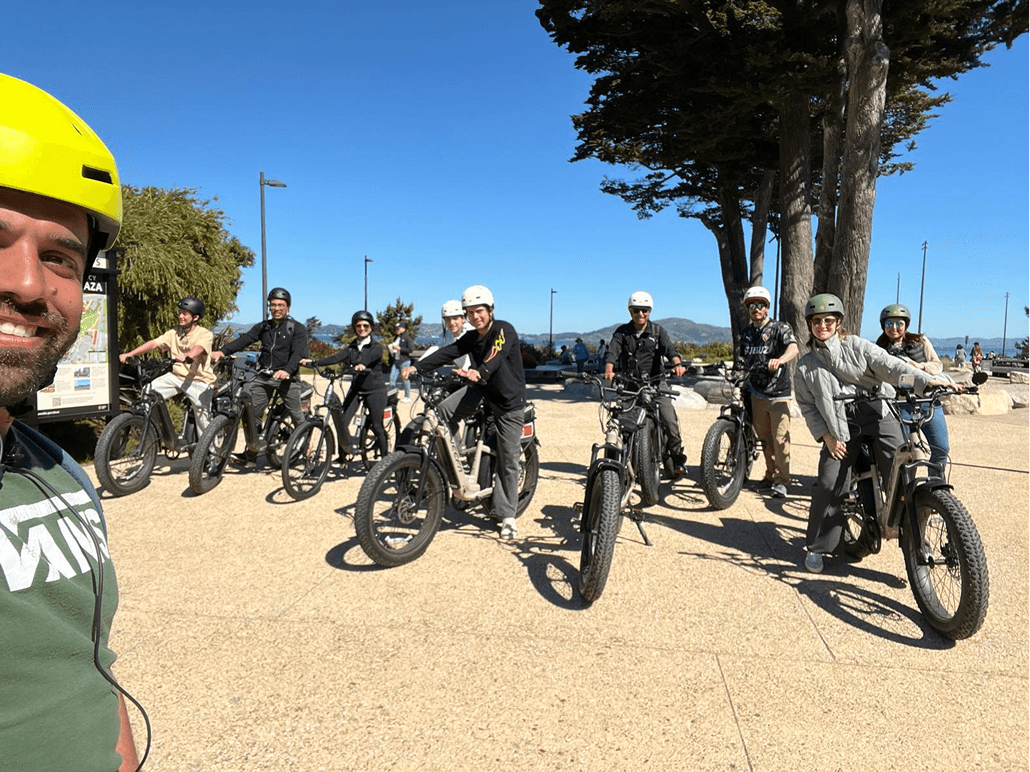 Group enjoying the Tour Estándar by electric bike